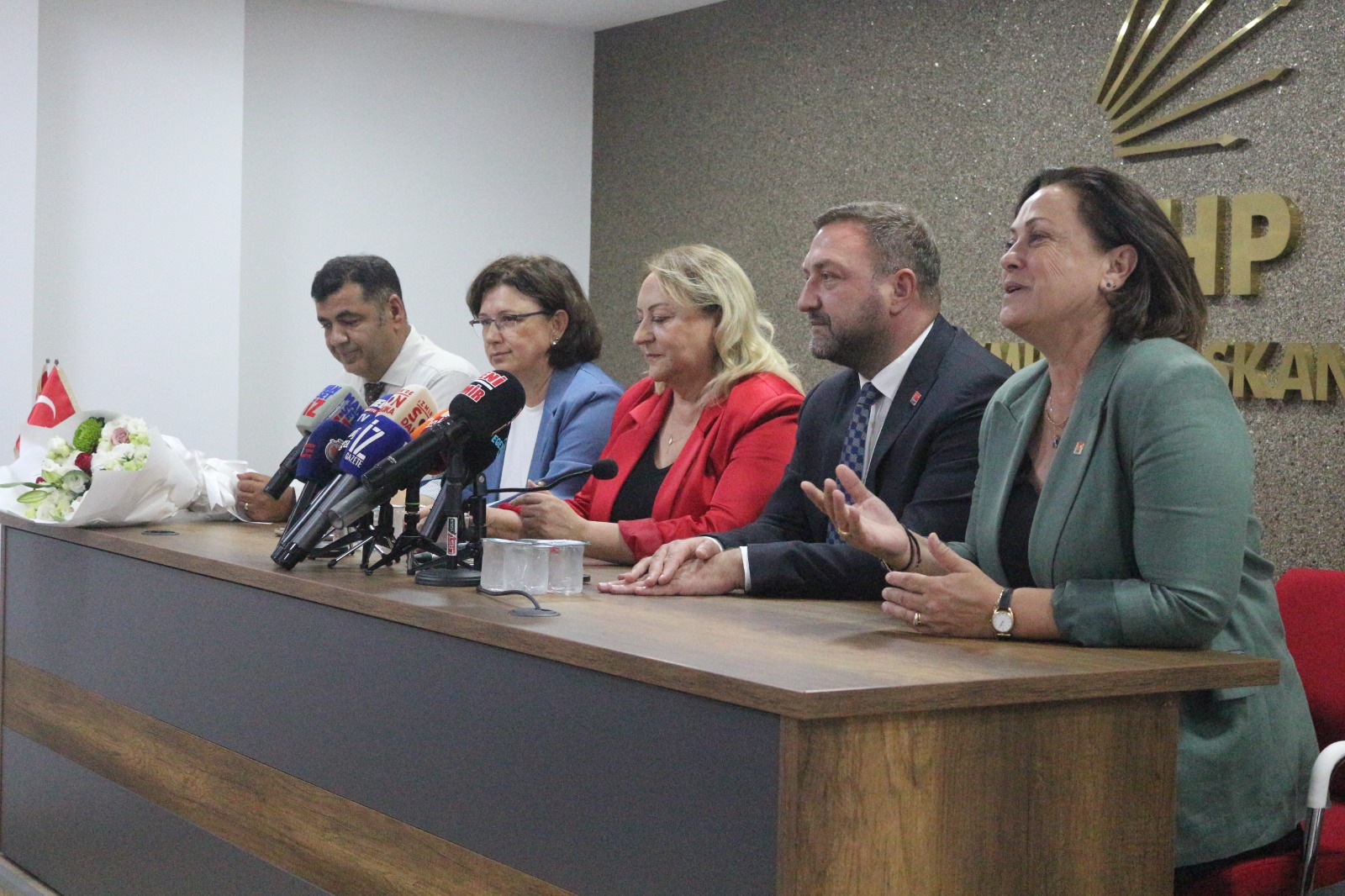 CHP Kadın Kolları Genel Başkanı Ayten Gülsever İlk Ziyaretini İzmir’de Gerçekleştirdi