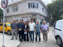 CHP DİKİLİ’DE SKANDAL DEVİR TESLİM: İLÇE BİNASINI FESHETTİLER, EŞYALARI YAĞMALADILAR!