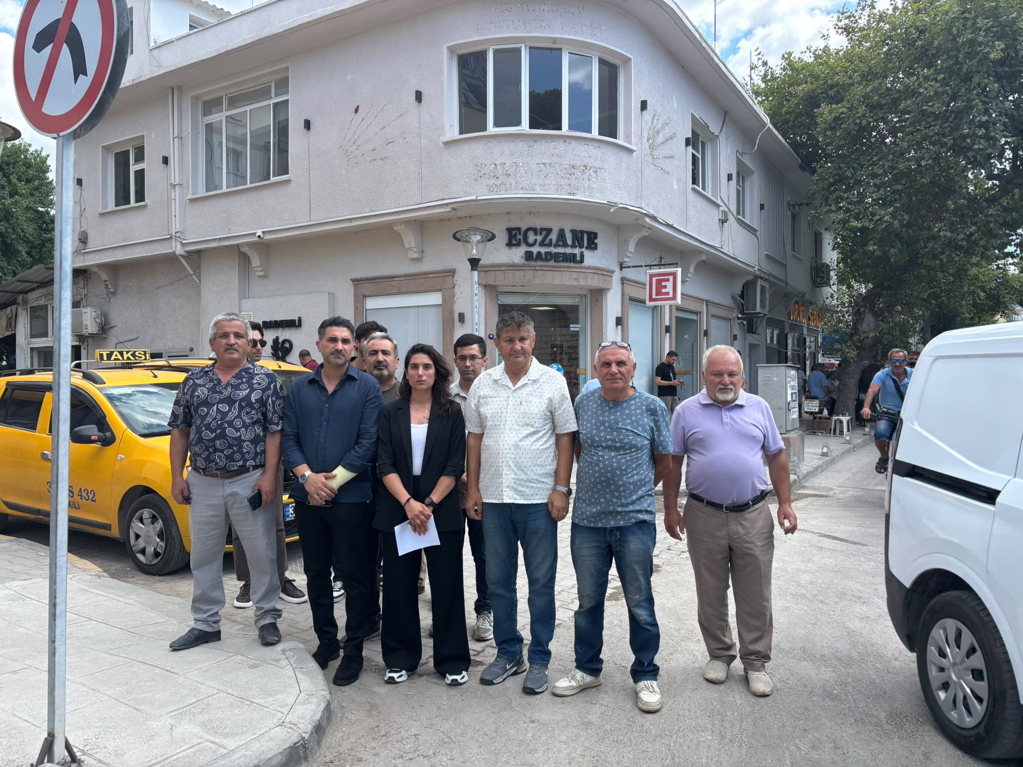 CHP DİKİLİ’DE SKANDAL DEVİR TESLİM: İLÇE BİNASINI FESHETTİLER, EŞYALARI YAĞMALADILAR!