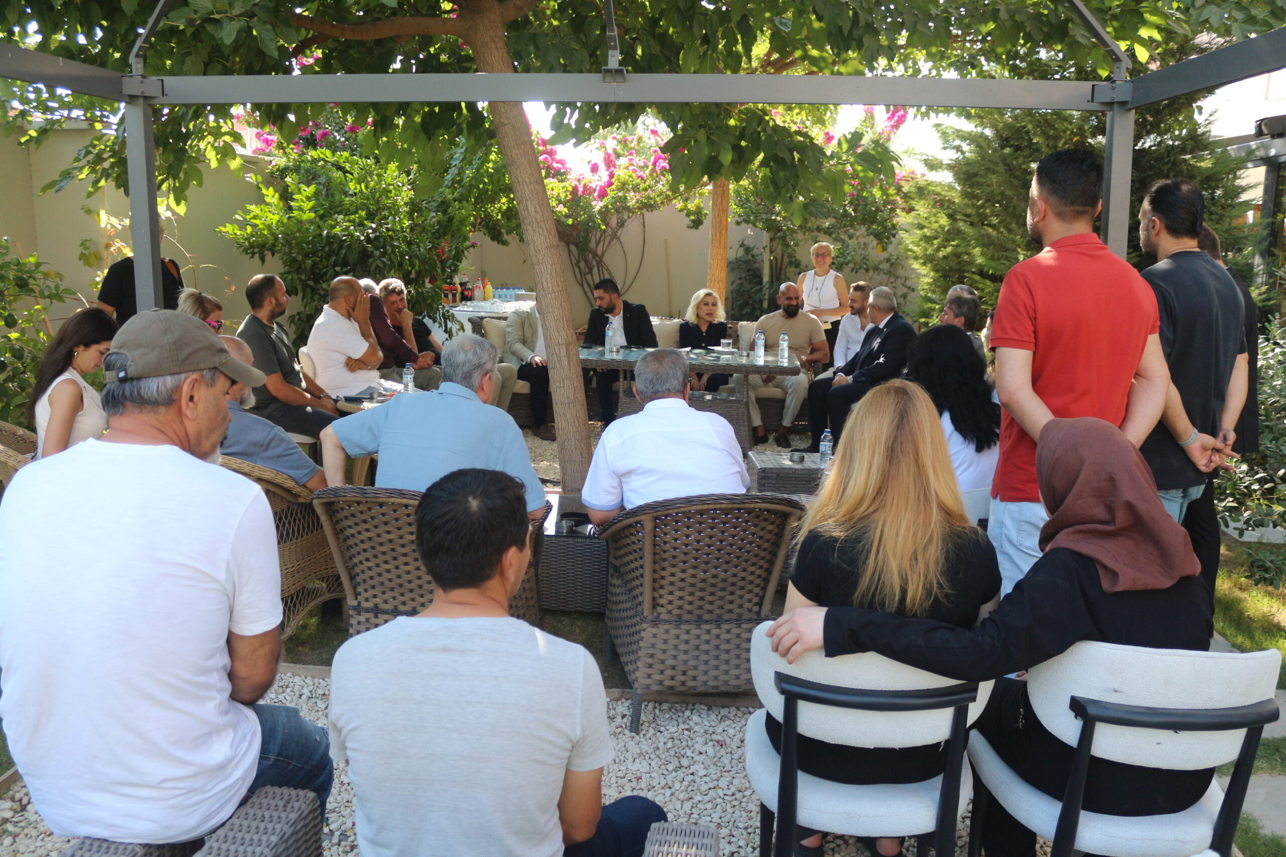 AK Partili Bursalı Aksoy Bornova’da Dinledi: “Hedefimiz Terörsüz Türkiye ve Güçlü Ekonomi”