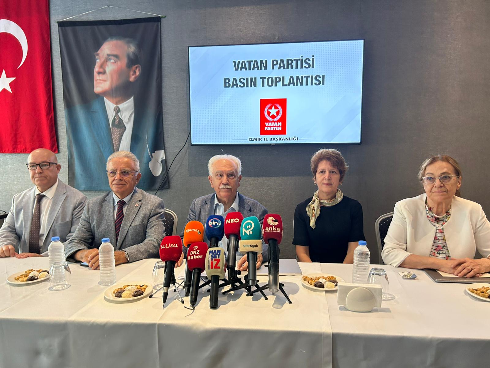 Doğu Perinçek İzmir’den Seslendi: “Türkiye Ortaçağ Ülkesi Ve Gladio Kölesi Olamaz”