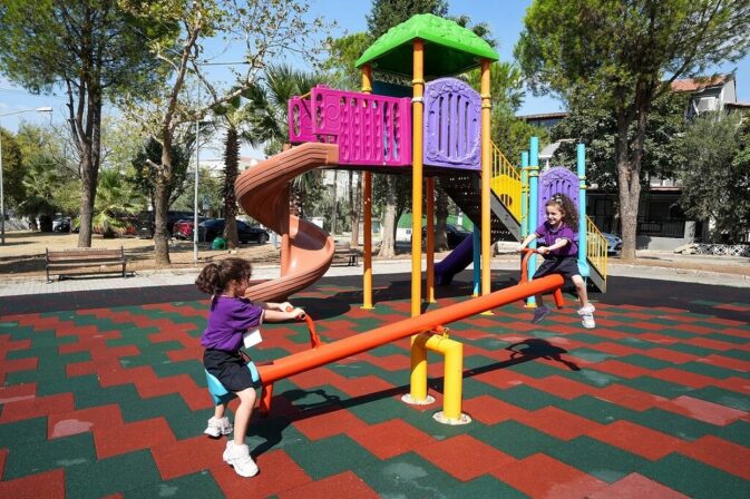 Gaziemir’in parklarında bakım ve yenileme çalışması