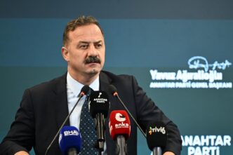 YAVUZ AĞIRALİOĞLU: TİTANİK GEMİNİZ ‘FON BUZDAĞI’NA ÇARPTI!