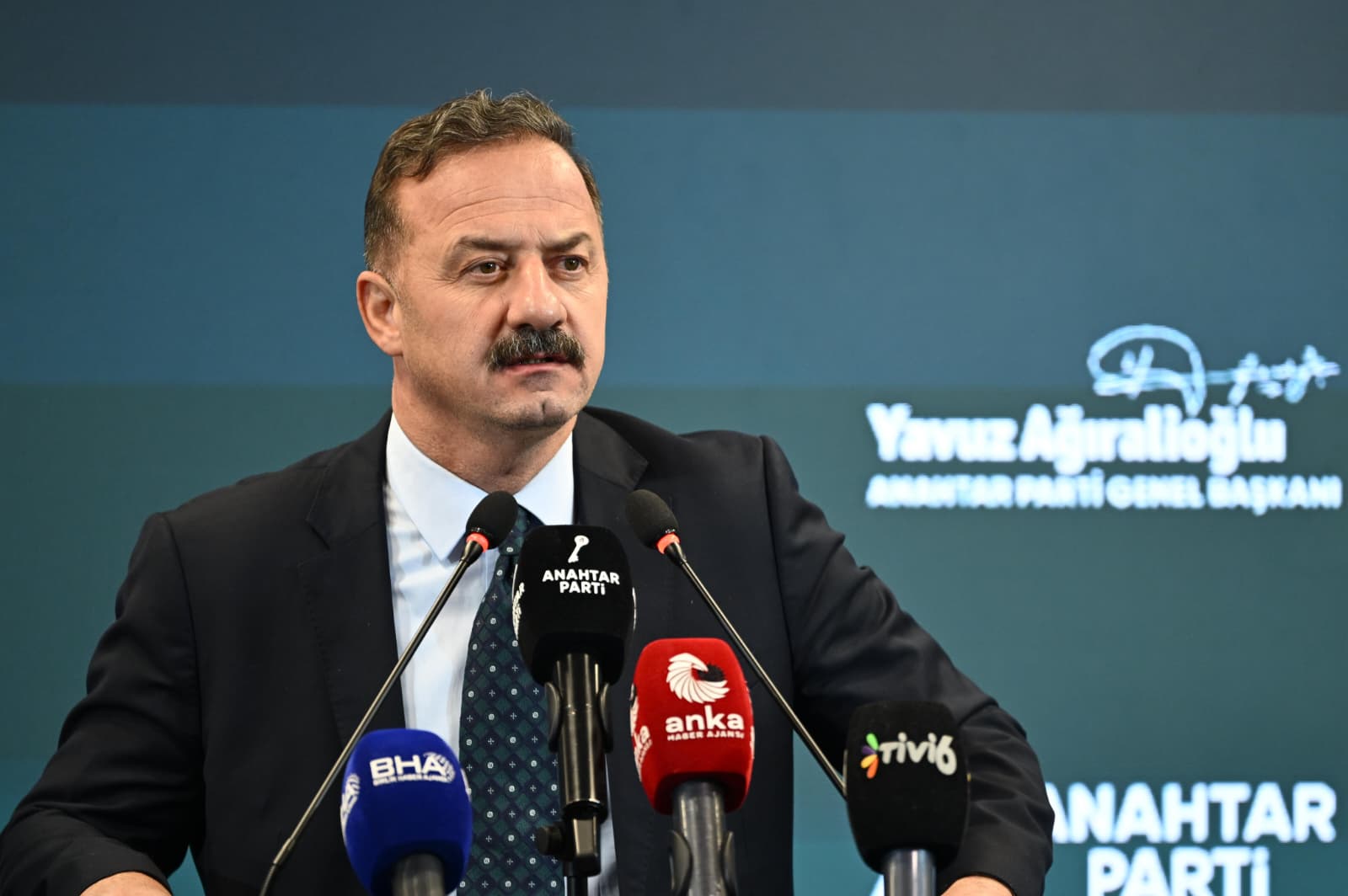 YAVUZ AĞIRALİOĞLU: TİTANİK GEMİNİZ ‘FON BUZDAĞI’NA ÇARPTI!
